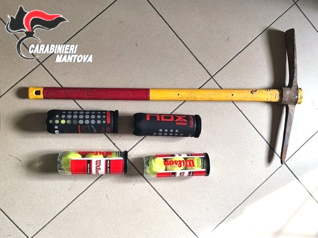Il piccone e la palline da padel trovati e sequestrati dai carabinieri