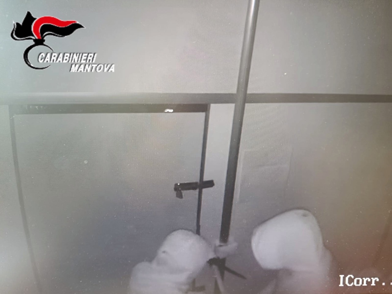 Sfondano la porta dell’associazione a picconate e rubano coca cola e merendine: nei guai otto ragazzini