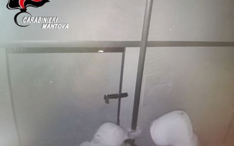 Sfondano la porta dell’associazione a picconate e rubano coca cola e merendine: nei guai otto ragazzini