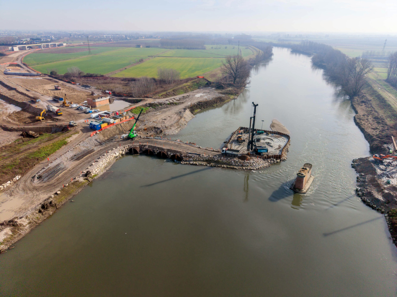 L'isolotto costruito al centro dell'Oglio per consentire i lavori in corso