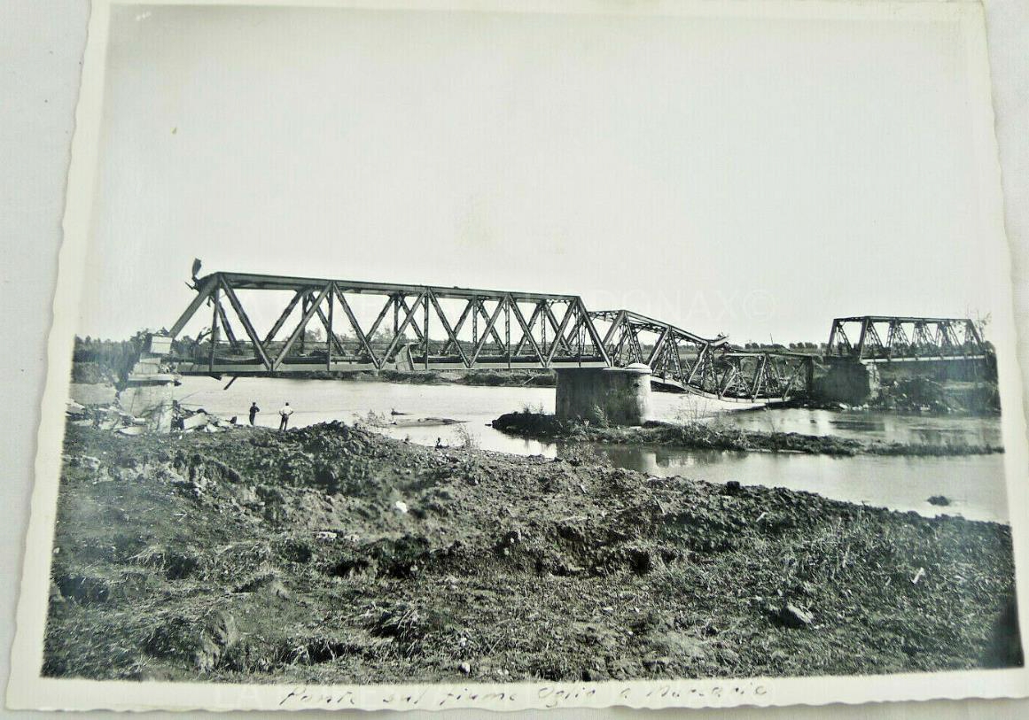 Una foto d'epoca che ritrae lo storico ponte sull'Oglio dopo i bombardamenti