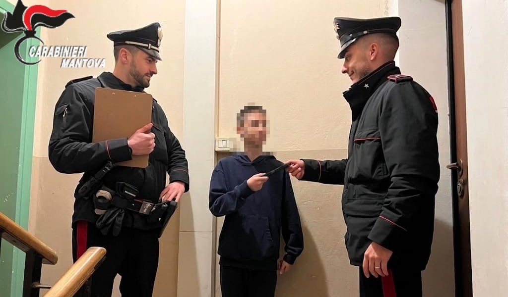 A 11 anni trova un cellulare al parco e chiama il 112 per farlo restituire al proprietario