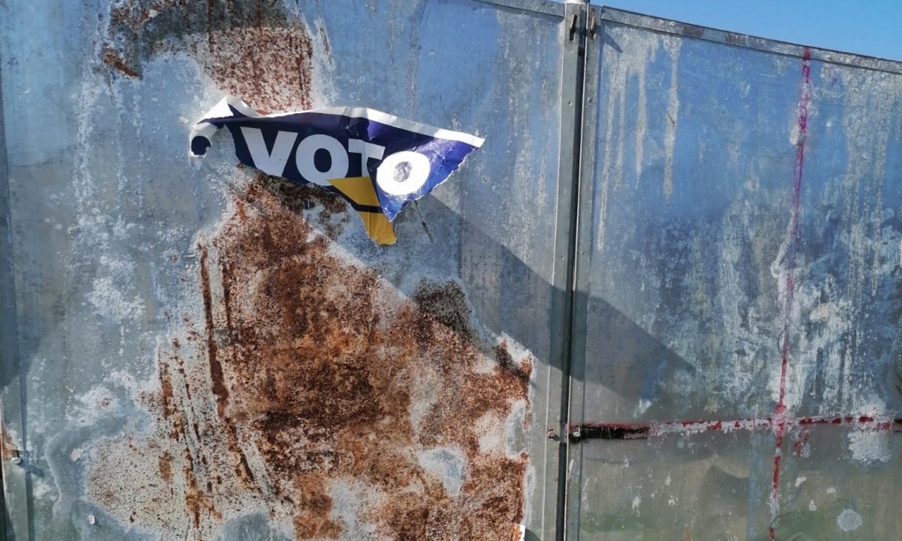 Referendum, strappati manifesti per il sì: “Non ci facciamo intimidire, andiamo avanti”