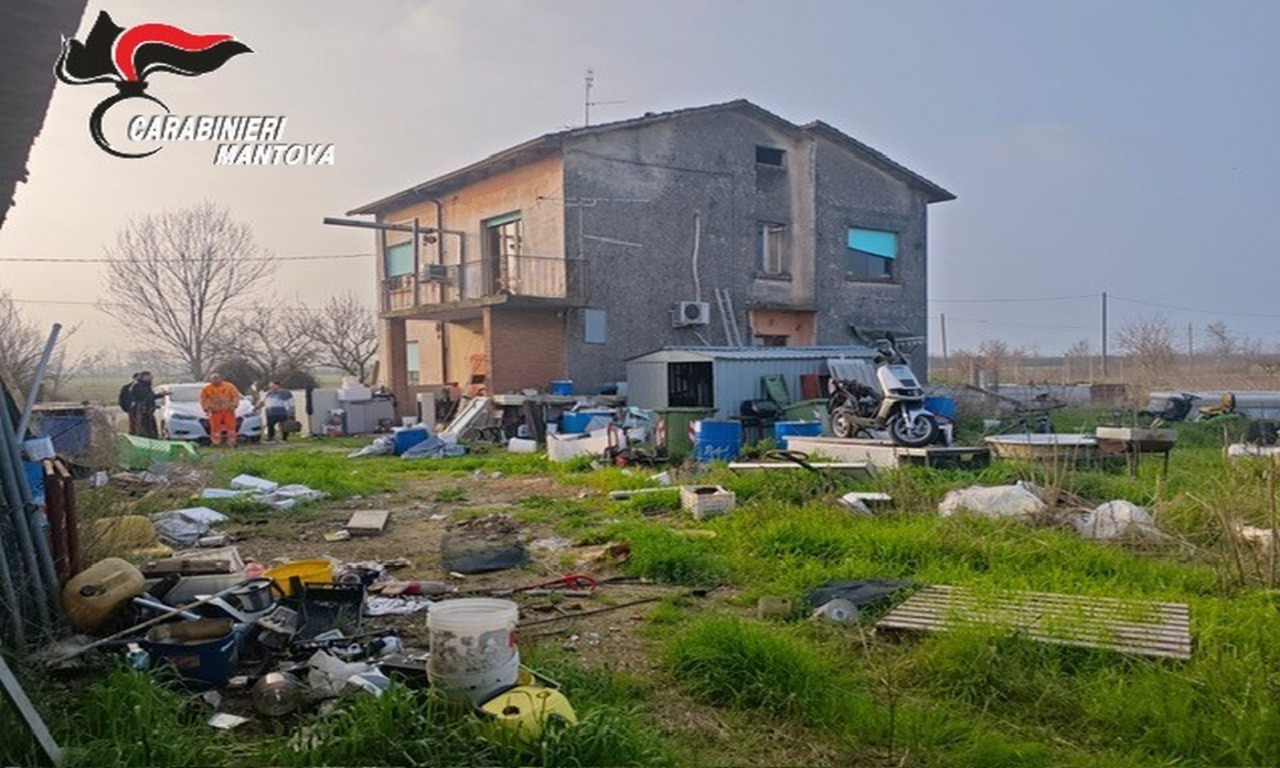 Discarica di rifiuti in giardino e tre cani in condizioni non idonee: scatta la denuncia