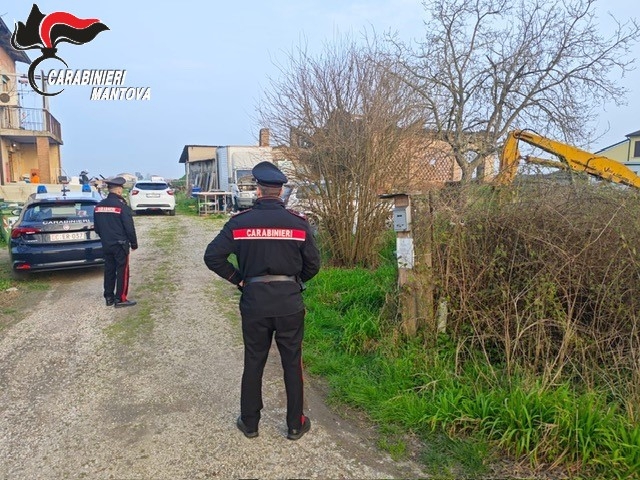 Un momento durante l'intervento di carabinieri e veterinari Ats