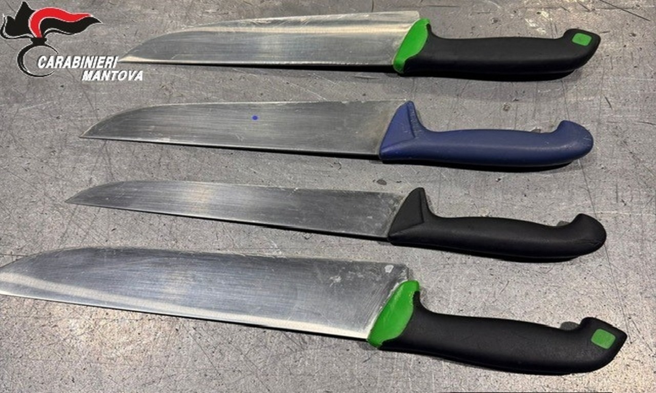 In giro con quattro grossi coltelli da cucina sull’auto: denunciato un 24enne