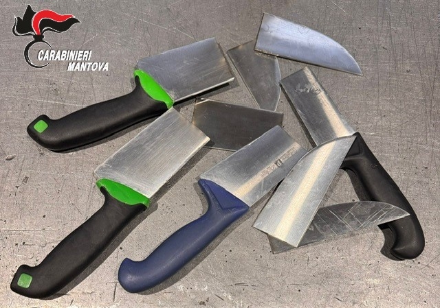 I coltelli trovati sull'auto del 24enne, dopo essere stati distrutti come previsto dal decreto sicurezza