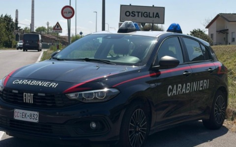 Semina il panico in un bar di Ostiglia: armato di martello devasta il bancone poi minaccia i passanti