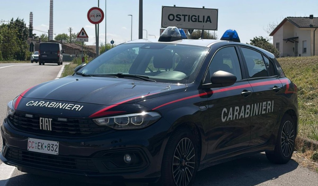 Semina il panico in un bar di Ostiglia: armato di martello devasta il bancone poi minaccia i passanti