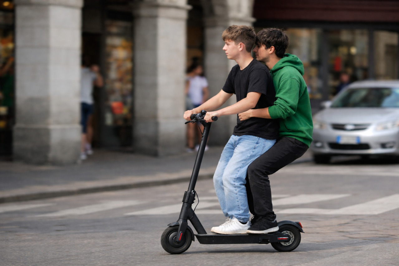 Investiti: in due sul monopattino senza casco. Dopo le prime cure uno fugge