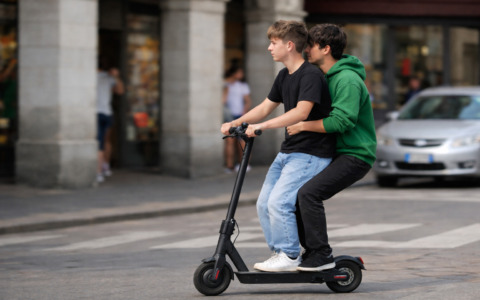 Investiti: in due sul monopattino senza casco. Dopo le prime cure uno fugge