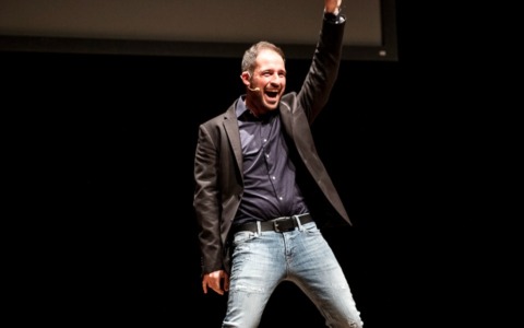 Filippo Caccamo a Mantova con “Fuori di Tela”: un viaggio comico nell’arte e nella vita quotidiana