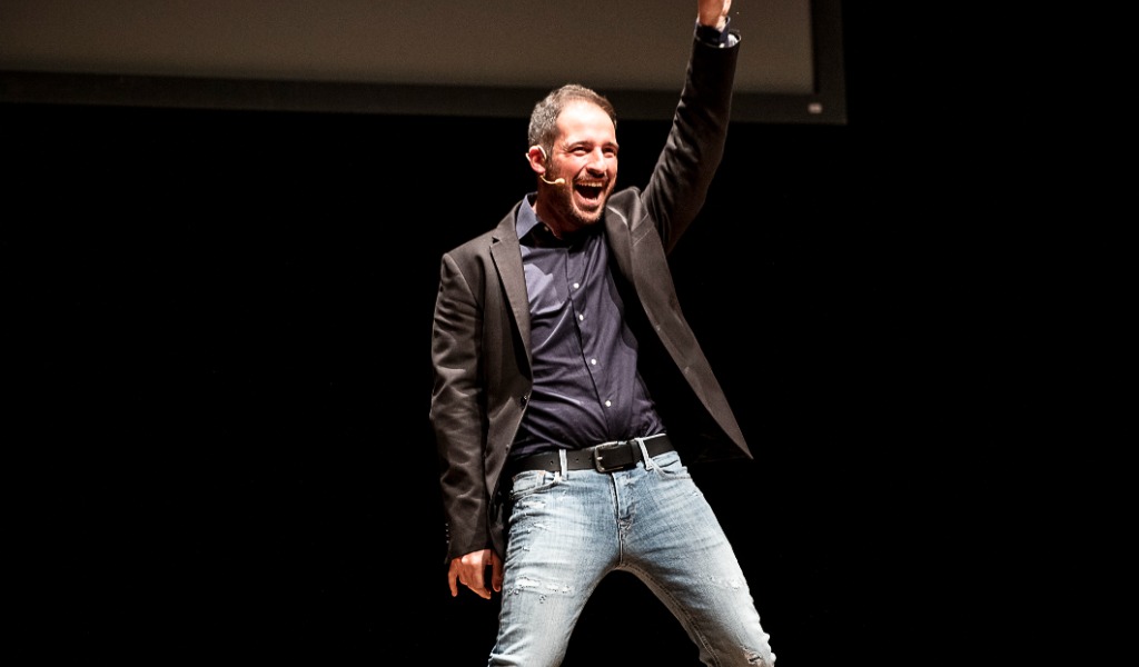 Filippo Caccamo a Mantova con “Fuori di Tela”: un viaggio comico nell’arte e nella vita quotidiana