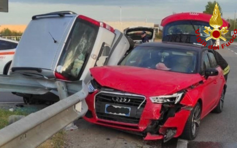 Scontro tra due auto alla rotatoria di Valdaro: tra i tre feriti anche un bambino di 4 anni