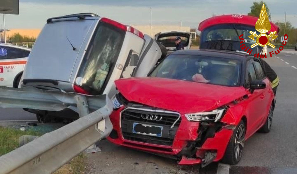 Scontro tra due auto alla rotatoria di Valdaro: tra i tre feriti anche un bambino di 4 anni