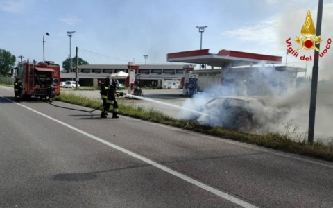 Auto in fiamme vicino a un distributore: intervento rapido dei Vigili del Fuoco a San Benedetto Po