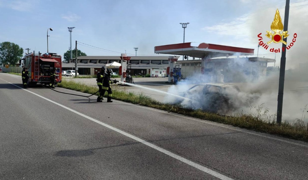 Auto in fiamme vicino a un distributore: intervento rapido dei Vigili del Fuoco a San Benedetto Po