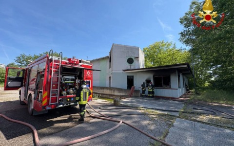 Incendio in ex deposito rifiuti: tre ore di lavoro per domare le fiamme