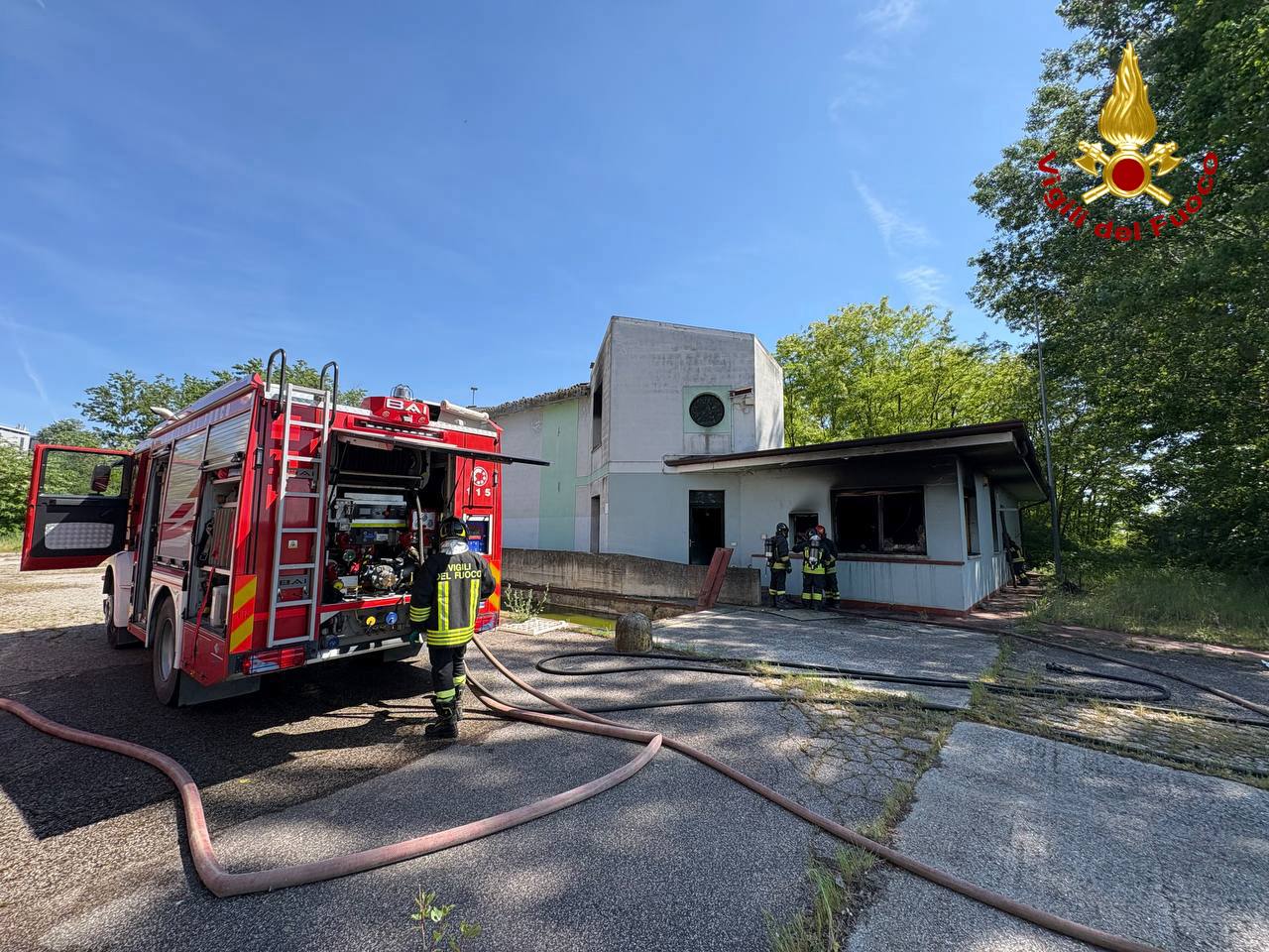 Incendio in ex deposito rifiuti: tre ore di lavoro per domare le fiamme