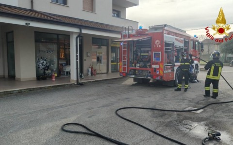 Principio di incendio in un centro estetico: intervento lampo dei Vigili del Fuoco