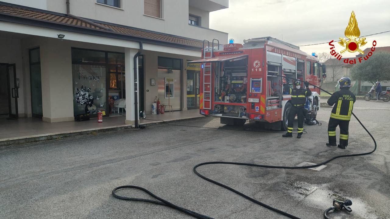 Principio di incendio in un centro estetico: intervento lampo dei Vigili del Fuoco