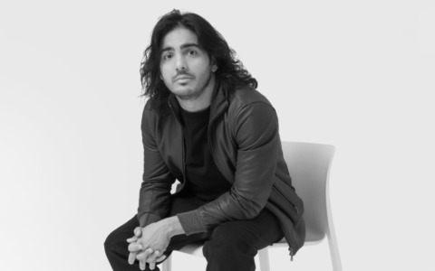 Max Angioni a Mantova con “Anche meno”: una stand up comedy tra ironia e riflessioni generazionali