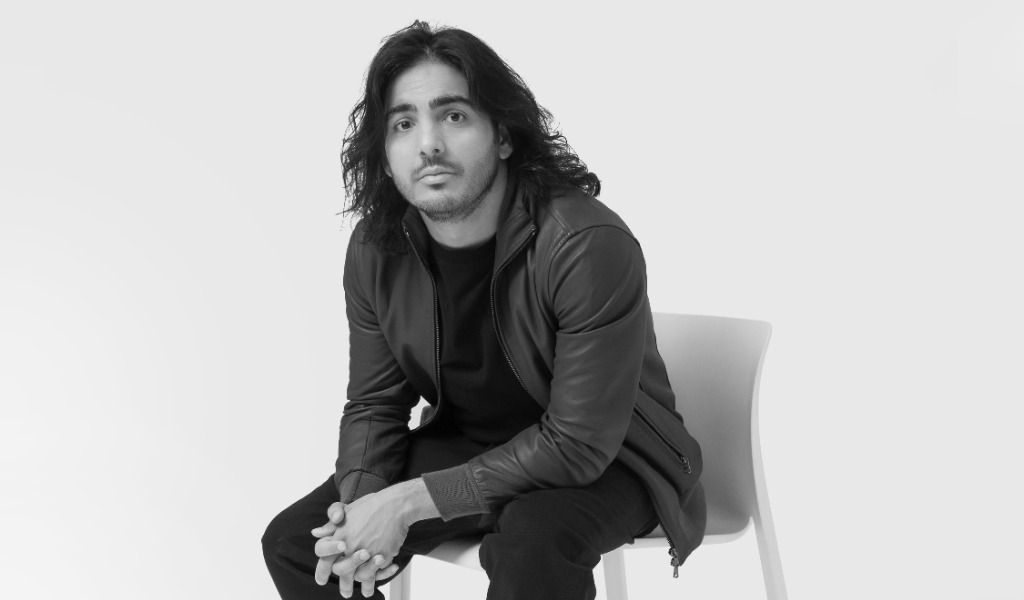 Max Angioni a Mantova con “Anche meno”: una stand up comedy tra ironia e riflessioni generazionali