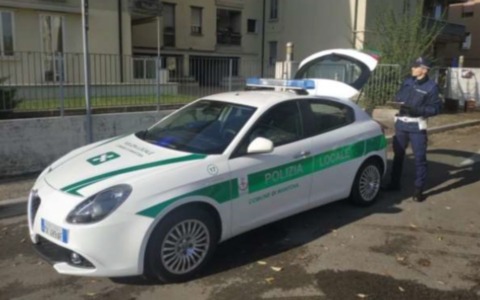 Occupano abusivamente uno stabile disabitato: blitz della Polizia Locale in via Goia