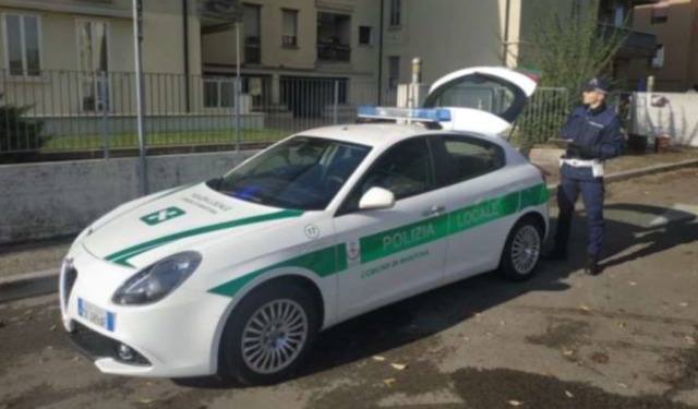 Occupano abusivamente uno stabile disabitato: blitz della Polizia Locale in via Goia