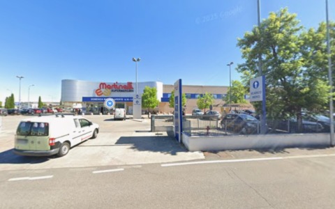 Incidente sul lavoro al supermercato: dipendente colpita da un carico di cassette di frutta e verdura