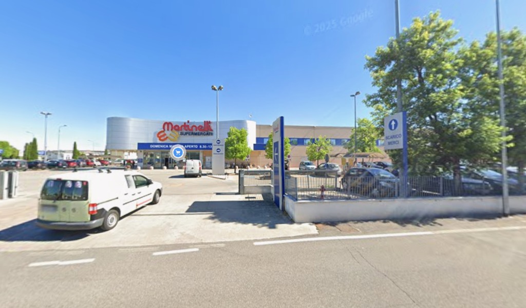 Incidente sul lavoro al supermercato: dipendente colpita da un carico di cassette di frutta e verdura