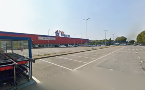 Beccato con bottiglie di alcolici nascoste nello zaino: furto sventato all’Iper Tosano di Castiglione