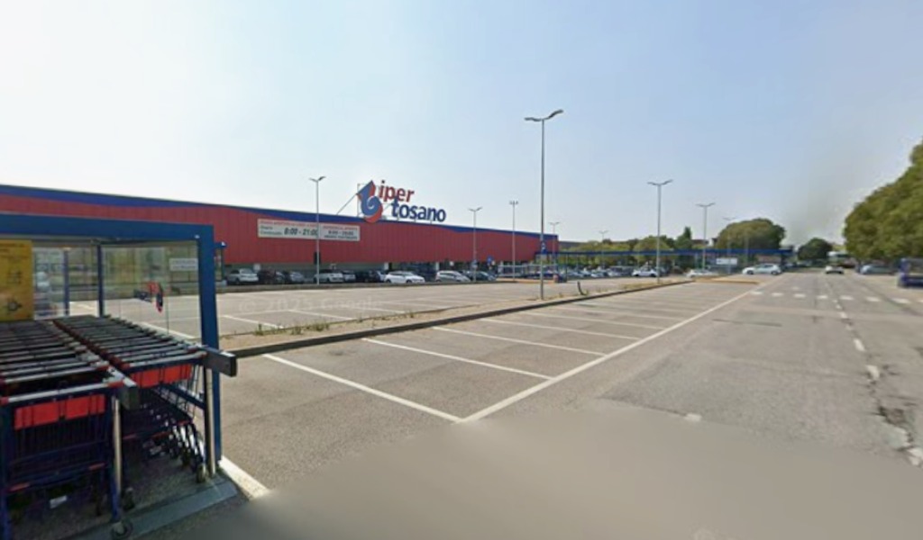 Beccato con bottiglie di alcolici nascoste nello zaino: furto sventato all’Iper Tosano di Castiglione