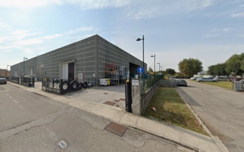 Infortunio sul lavoro a Suzzara: operaio cade da un transpallet e batte la testa