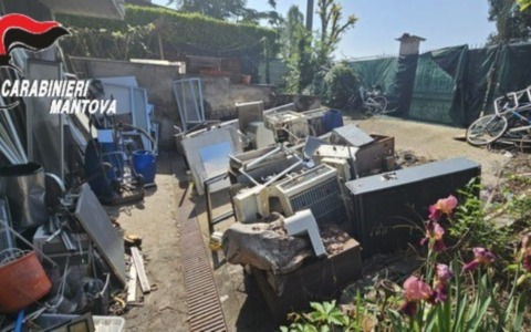Discarica abusiva nel cortile di casa: scatta il sequestro a Curtatone