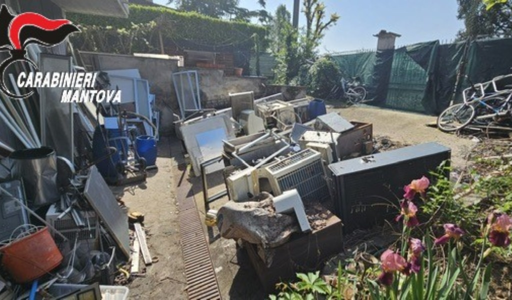 Discarica abusiva nel cortile di casa: scatta il sequestro a Curtatone