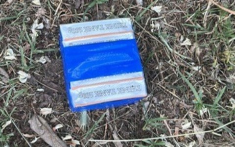 Insegue un “incivile” che lancia un pacco dal finestrino: pensava fosse spazzatura, era mezzo chilo di hashish