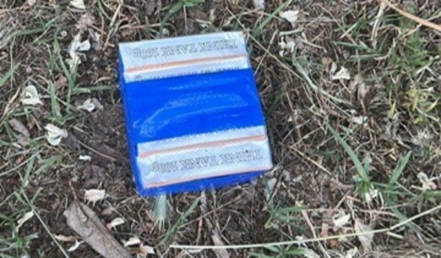Insegue un “incivile” che lancia un pacco dal finestrino: pensava fosse spazzatura, era mezzo chilo di hashish