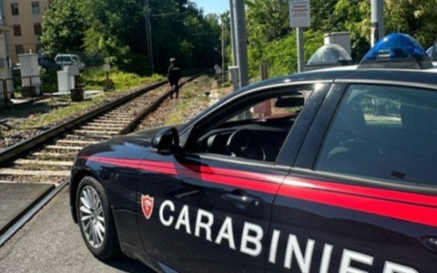 Minorenne senza biglietto blocca treno: denunciato per interruzione di pubblico servizio