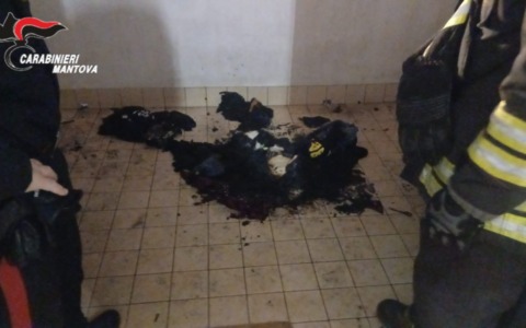 Nottata di caos a Goito: dopo una lite brucia i vestiti del compagno sul balcone