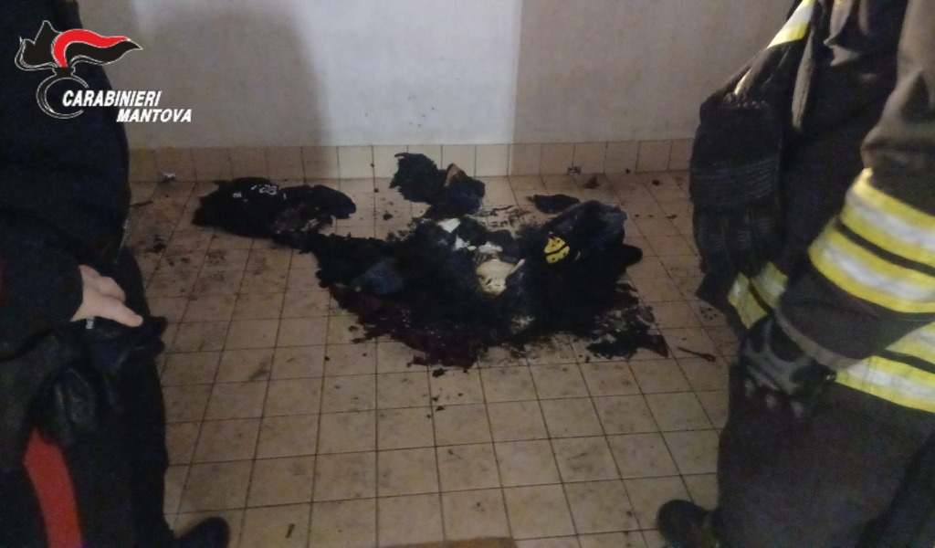 Nottata di caos a Goito: dopo una lite brucia i vestiti del compagno sul balcone