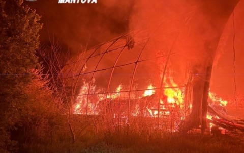 Fiamme nella notte a Gonzaga: distrutto fienile di un’azienda agricola