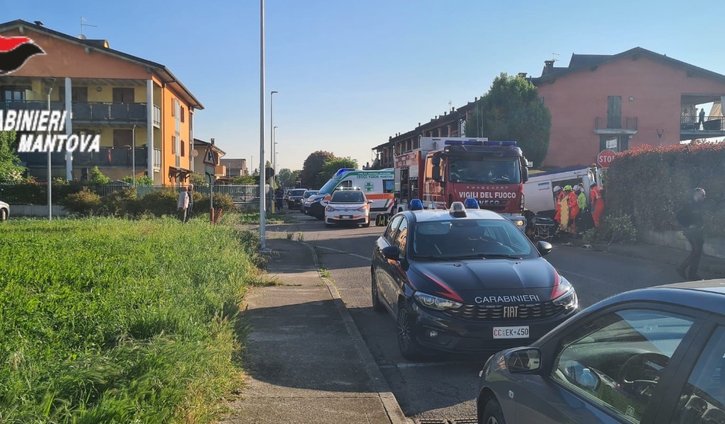 Scontro tra mezzo della nettezza urbana e utilitaria: autista in ospedale in elisoccorso