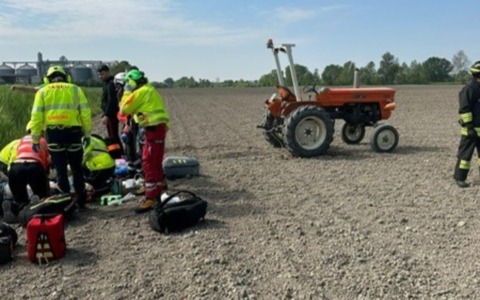 Tragedia nei campi a Castel Goffredo: agricoltore muore schiacciato dal suo trattore