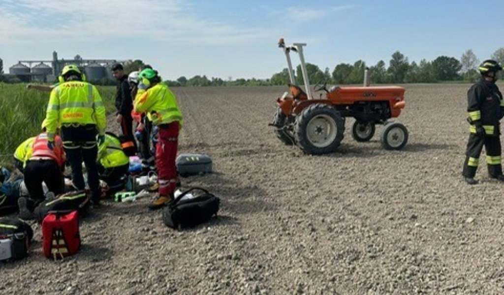 Tragedia nei campi a Castel Goffredo: agricoltore muore schiacciato dal suo trattore