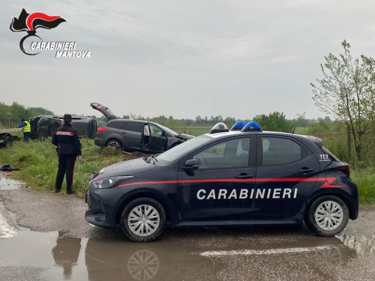Scontro con feriti tra due auto a Roverbella, una si ribalta su un fianco