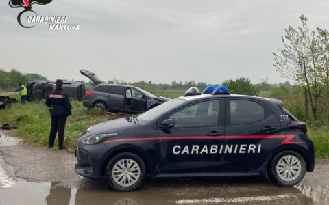 Scontro con feriti tra due auto a Roverbella, una si ribalta su un fianco