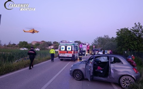 Impatta contro un manufatto in cemento e viene sbalzato fuori dall’auto: grave 47enne