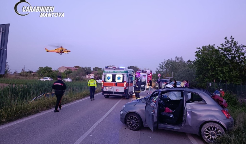 Impatta contro un manufatto in cemento e viene sbalzato fuori dall’auto: grave 47enne