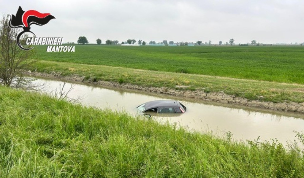 Auto esce di strada a San Giovanni del Dosso e finisce in un canale pieno d’acqua